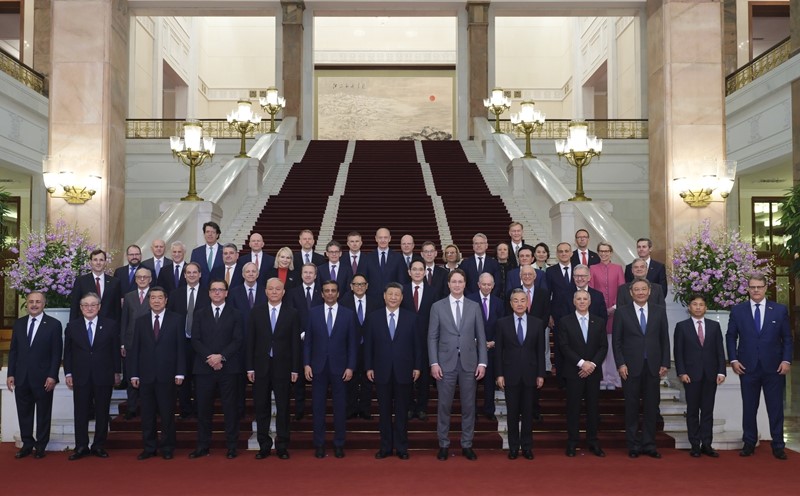 习近平会见国际工商界代表.jpg