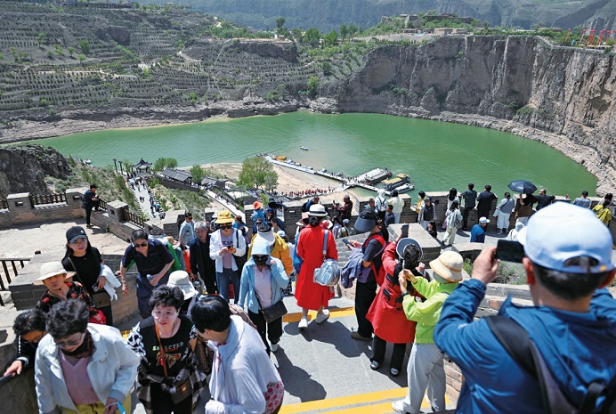 游客在老牛湾黄河大峡谷.jpg